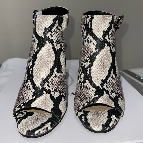 NIB Alfani Florissp Snake Sandal. Size 9. Black & Ivory - Picture 3 of 10